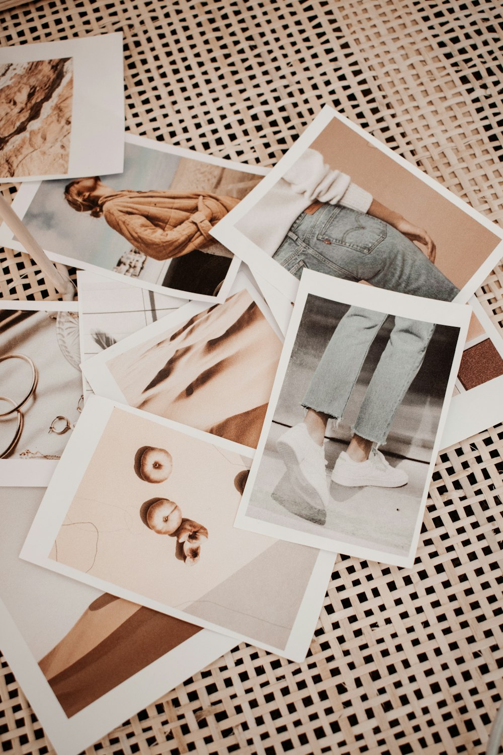 Moodboard com fotos em tons neutros